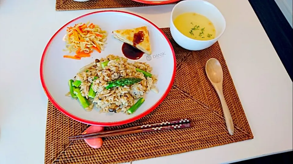 Snapdishの料理写真:今日の昼食 SDモニター超特選しょうゆ使用＊アスパラとツナの焼き飯、切り干し大根の煮物、高野豆腐のハムカツ、コーンスープ|pinknari🐰🌈さん