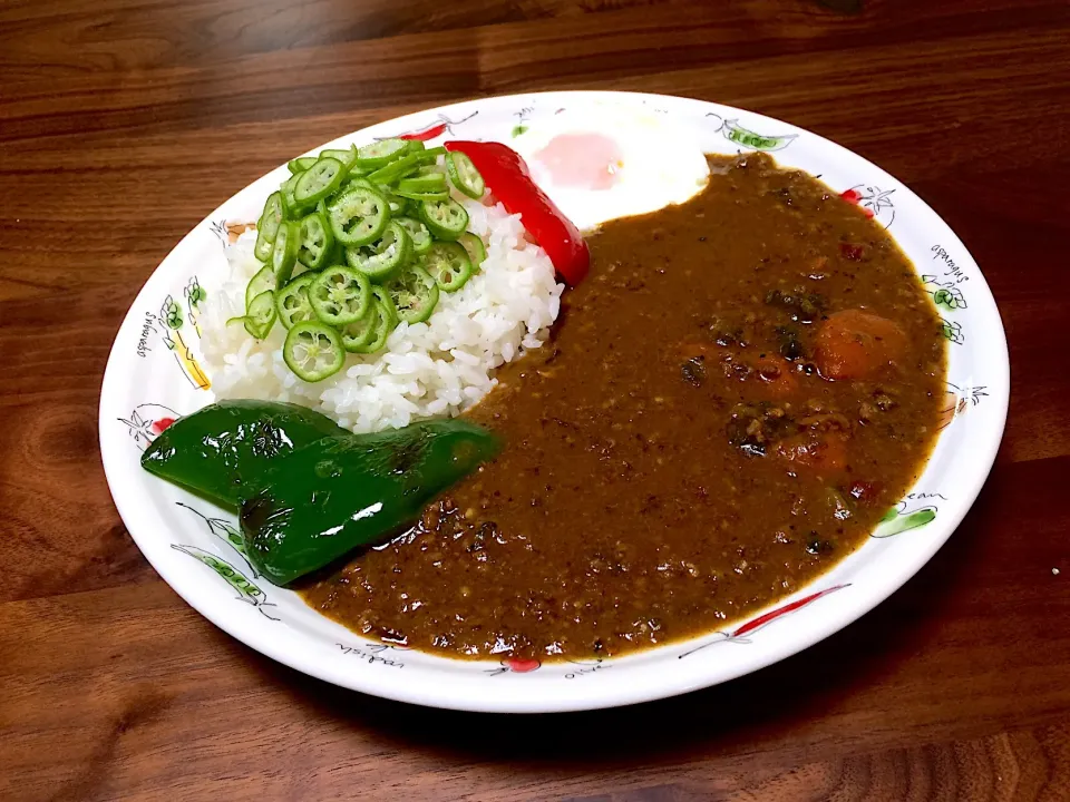 11/3 本日のブランチ🌼 今シーズンラスト庭おくら乗せの挽肉カレー🌶  #ぱぴこ家カレー|ぱぴこ家さん