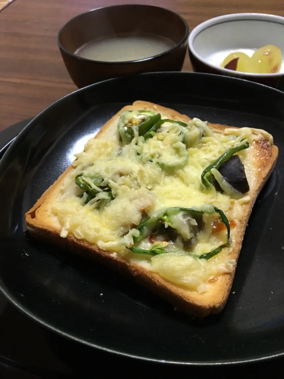 単身赴任の朝ごはん☀️
茄子🍆とピーマンのそぼろ餡のピザトースト🍕
ワカメスープ
ヨーグルト ぶどう|ぽんたさん