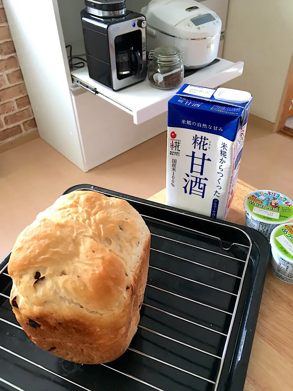 当選感謝記念⭐️甘酒ぶどうパン🍞で朝ごはん(๑❛ัᴗ❛ั๑) Ⱡ~ Ɩ  ̶̅ ƕ ♬
珈琲と生乳ヨーグルトで。|さくたえさん