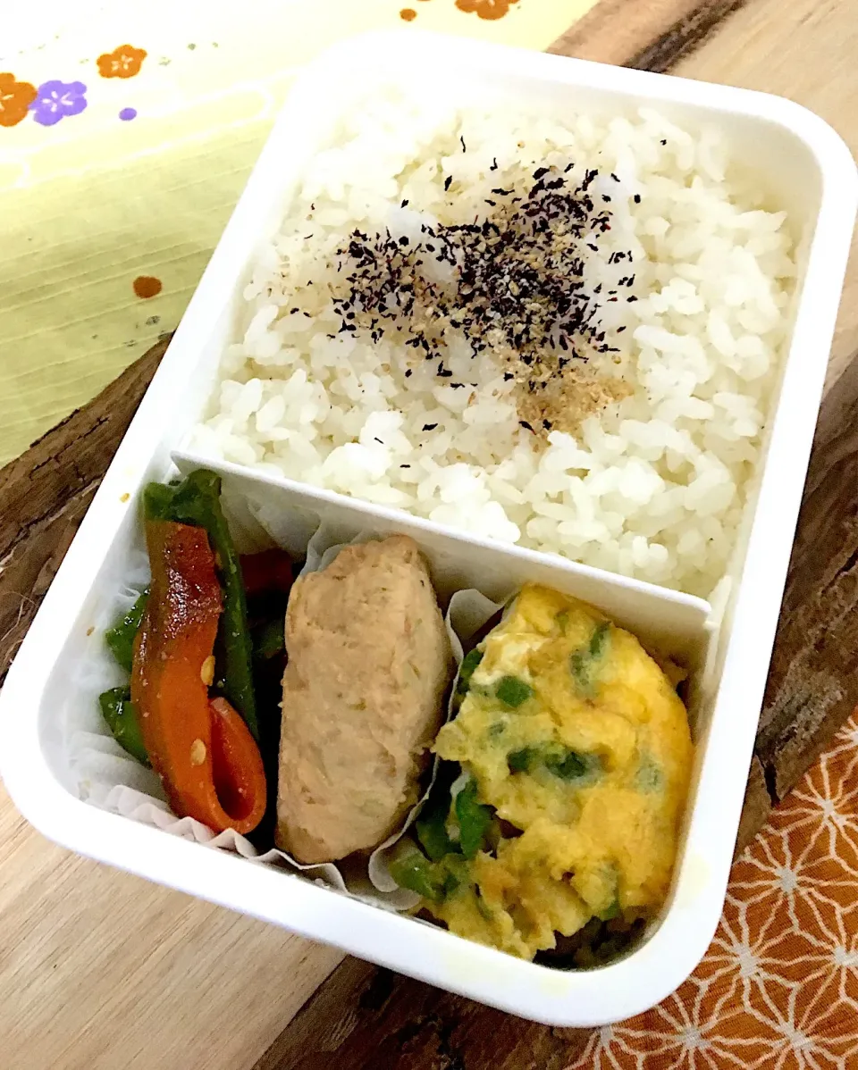 Snapdishの料理写真:単身赴任の昼ごはん☀️
お弁当🍱
キャベツ入り鶏つくね🐔
ピーマンと人参🥕のきんぴら
ピーマンとチーズの卵焼き
白飯 ゆかり すりゴマ|ぽんたさん