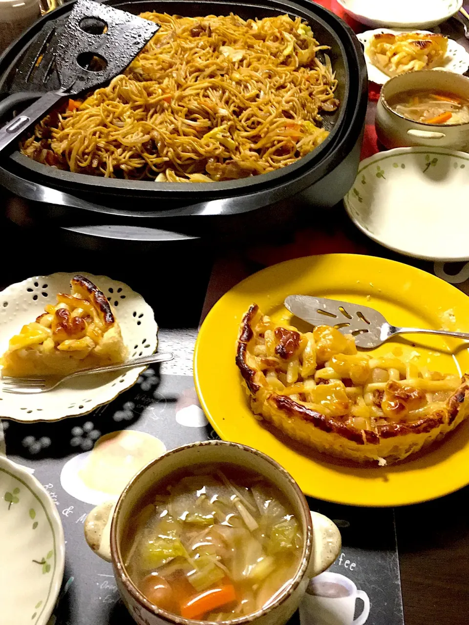 焼きそば、野菜スープ、アップルパイで夕食( ´ ▽ ` )ﾉ|ライムさん