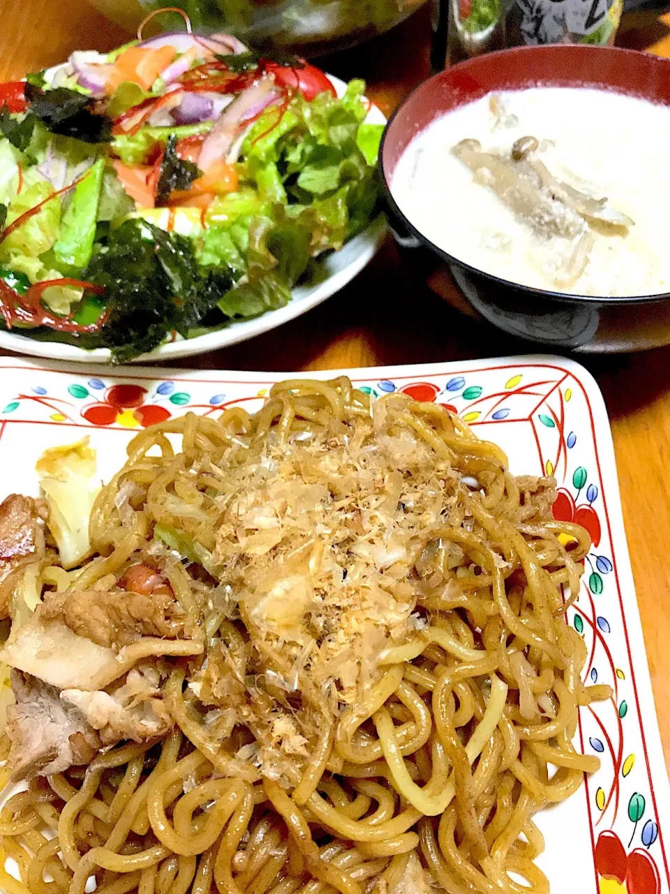 Snapdishの料理写真:#焼きそば
#夕べの豆乳スープ
#コストコのサーモンチョレギサラダ|みかんさん