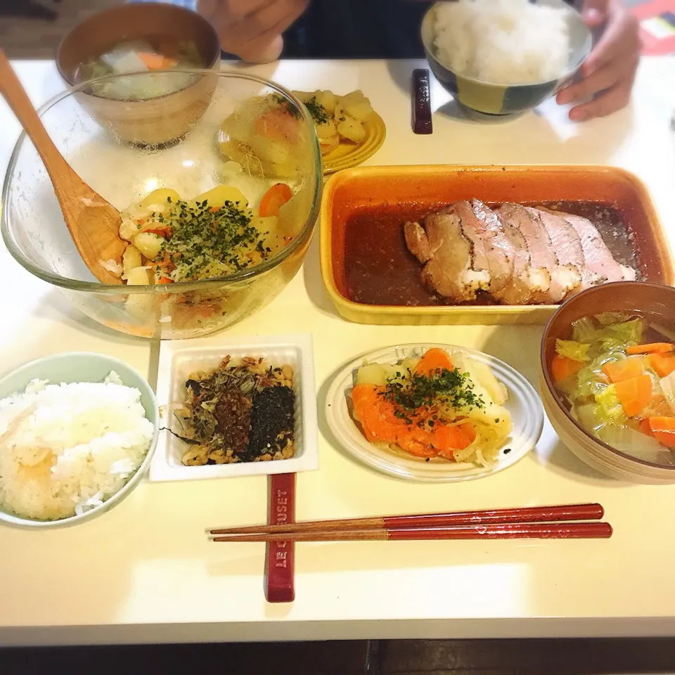 Snapdishの料理写真:質素だけど #新米 のおかげで美味しい食卓。野菜のスープ、ジャガイモ🥔人参🥕玉ねぎの温サラダ、ローストポーク🐖は息子専用。|nokorinさん