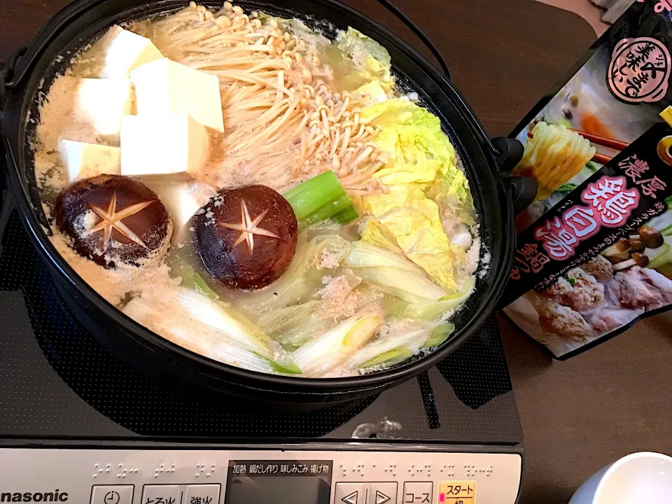 Snapdishの料理写真:鶏白湯鍋 〆はラーメン🍜 鶏の味がしっかしりてて、少し濃い味⁉︎なので、ラーメンに合う合う‼︎ 最後まで美味しく頂きました🙏|NAKATAさん