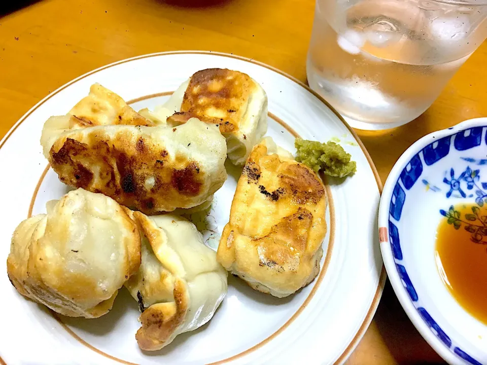 Snapdishの料理写真:焼き餃子に自家製柚子胡椒をつけて。鏡月で乾杯。|かげぞうさん