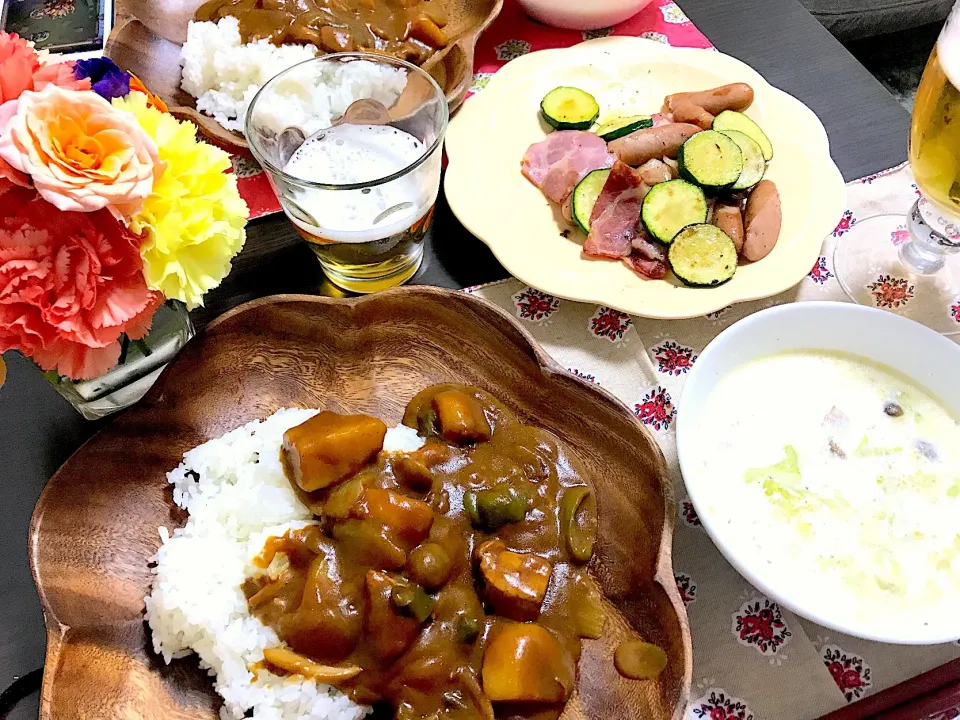 お野菜たっぷり夜ご飯😊#カレー #ズッキーニとベーコンの炒め物  #ミルクスープ|禄 恵さん