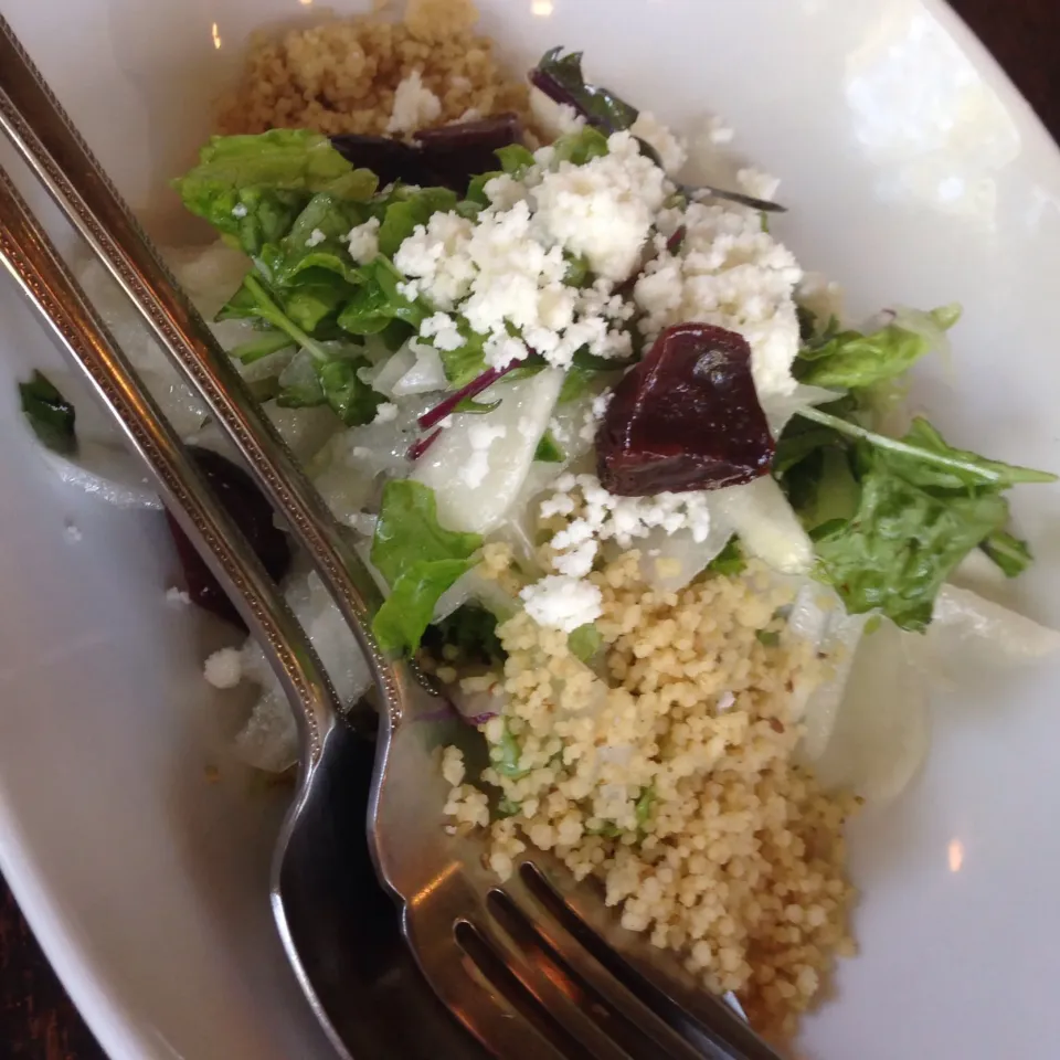 Snapdishの料理写真:１１月３日
クスクスとカッテージチーズのサラダ🥗
クミン風味
ビーツも入ってた💕|Yu Yu mamaさん