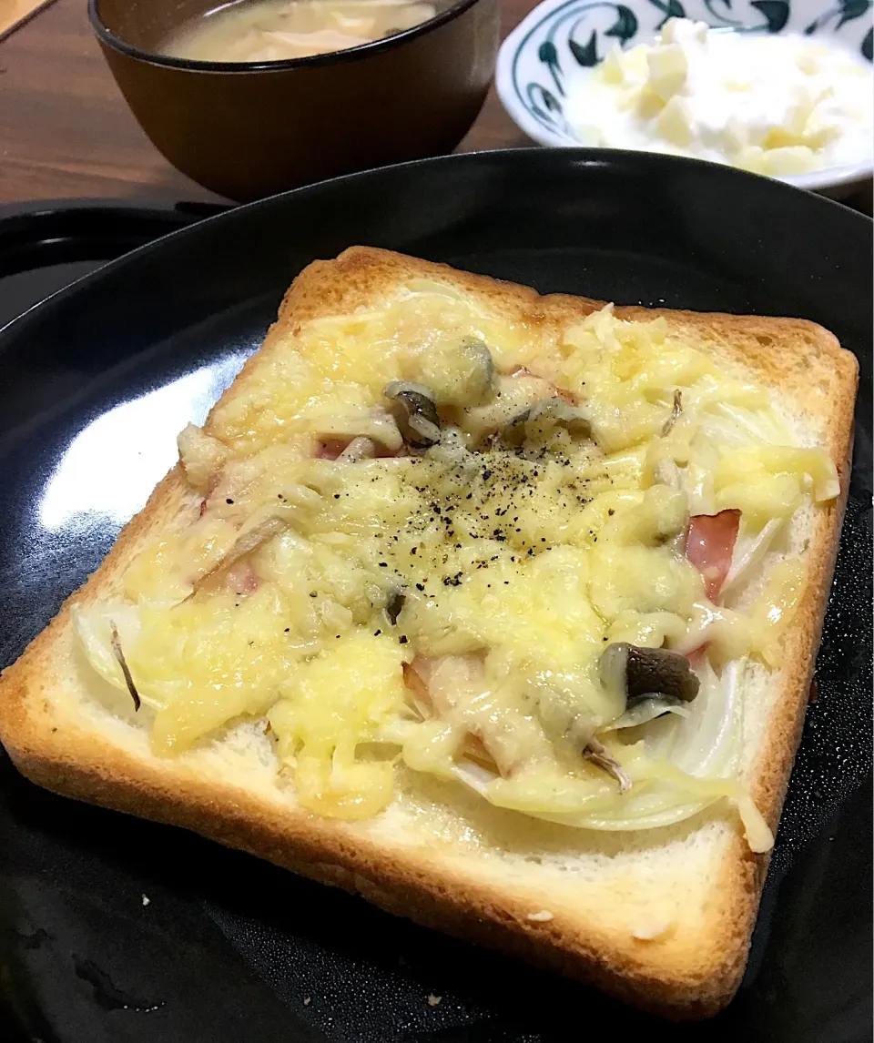 Snapdishの料理写真:単身赴任の朝ごはん🌅
しめじとベーコン🥓のピザトースト🍕🍞
キャベツとしめじ🍄の味噌汁
ヨーグルト りんご🍎
 #単身赴任飯 #ピザトースト|ぽんたさん