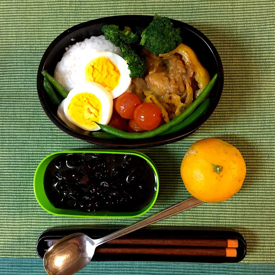 今日のお仕事お弁当🍱
揚げ野菜とカレー
母が炊いてくれた大好物の黒豆😋|RU.Farmさん