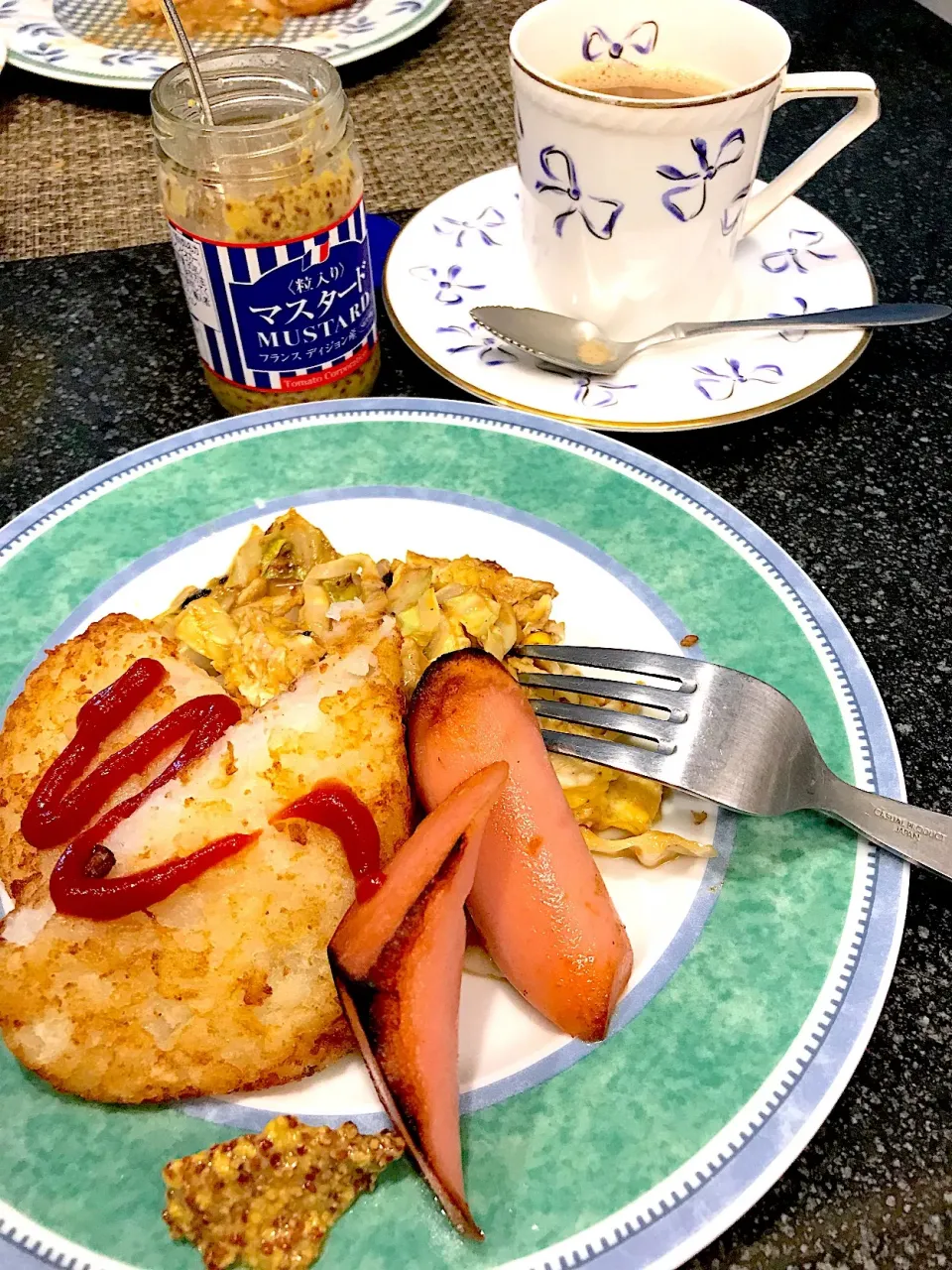 Snapdishの料理写真:ギョニソとシャキシャキキャベツとハッシュポテトで朝ごはん☕️|シュトママさん