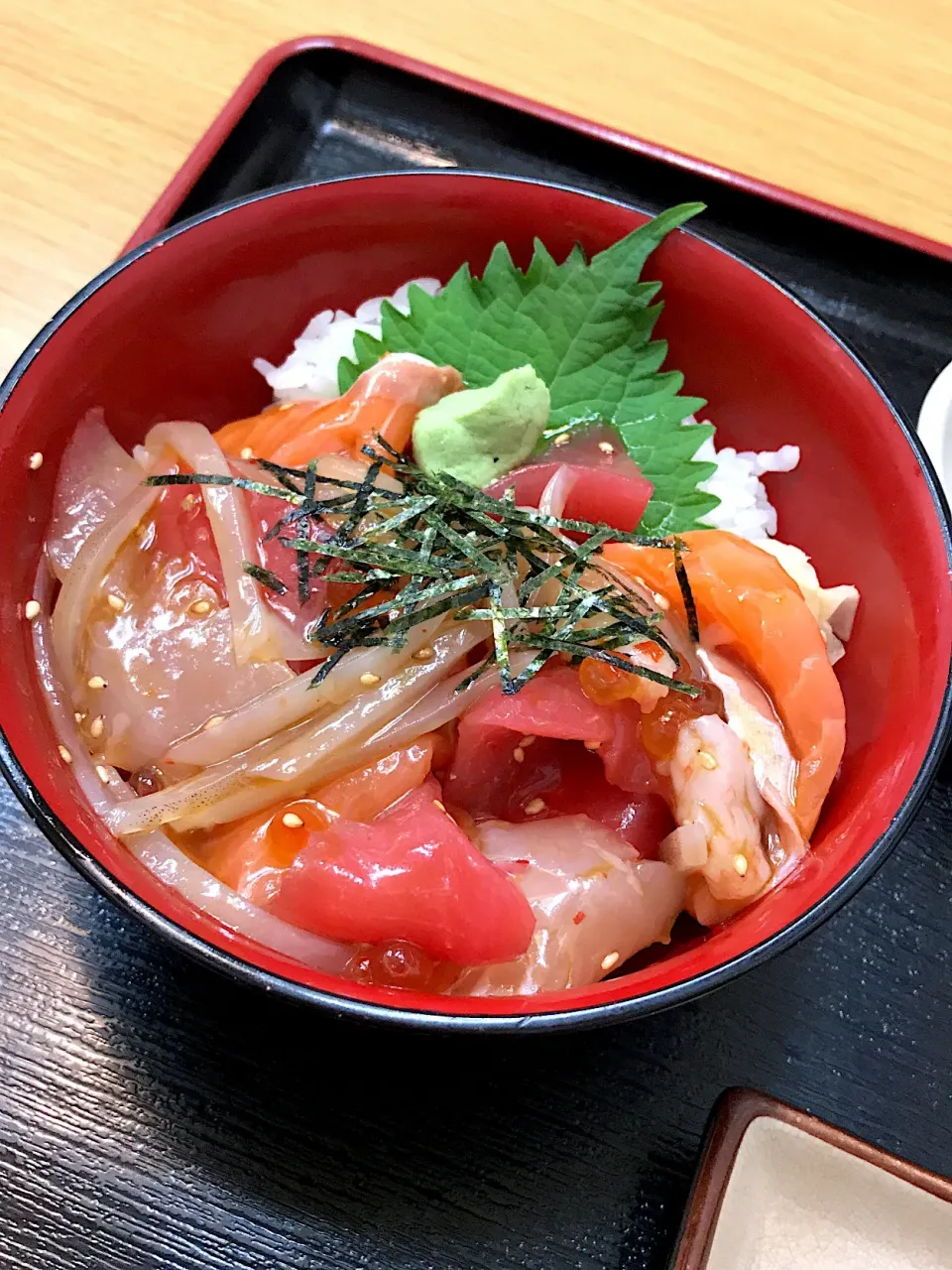 店員さんが一番好きなのは、こちらのユッケ丼だそうです。味噌汁、小鉢、香の物がついて1000円。|agnes2001さん