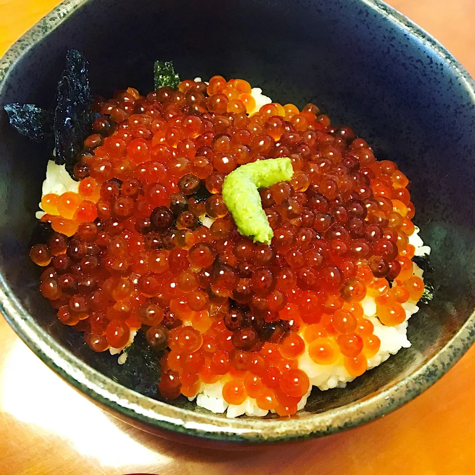 手作りいくらの醤油漬け  で  いくら丼💕|みゆさん