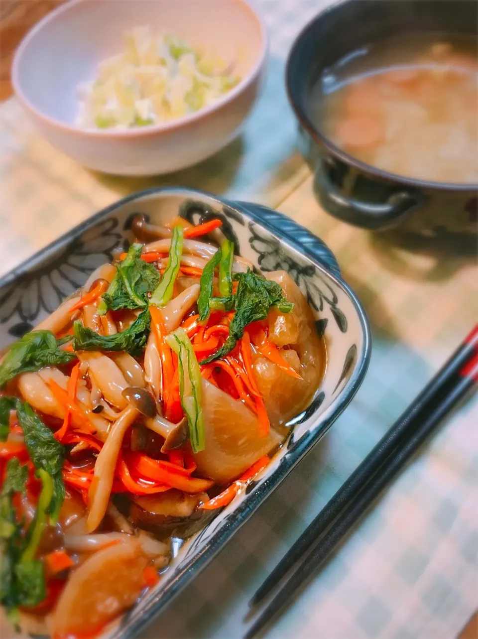 休日の夕飯
・鱈の餡掛け
・キャベツの玉ねぎスープ
・キャベツサラダ|akiさん