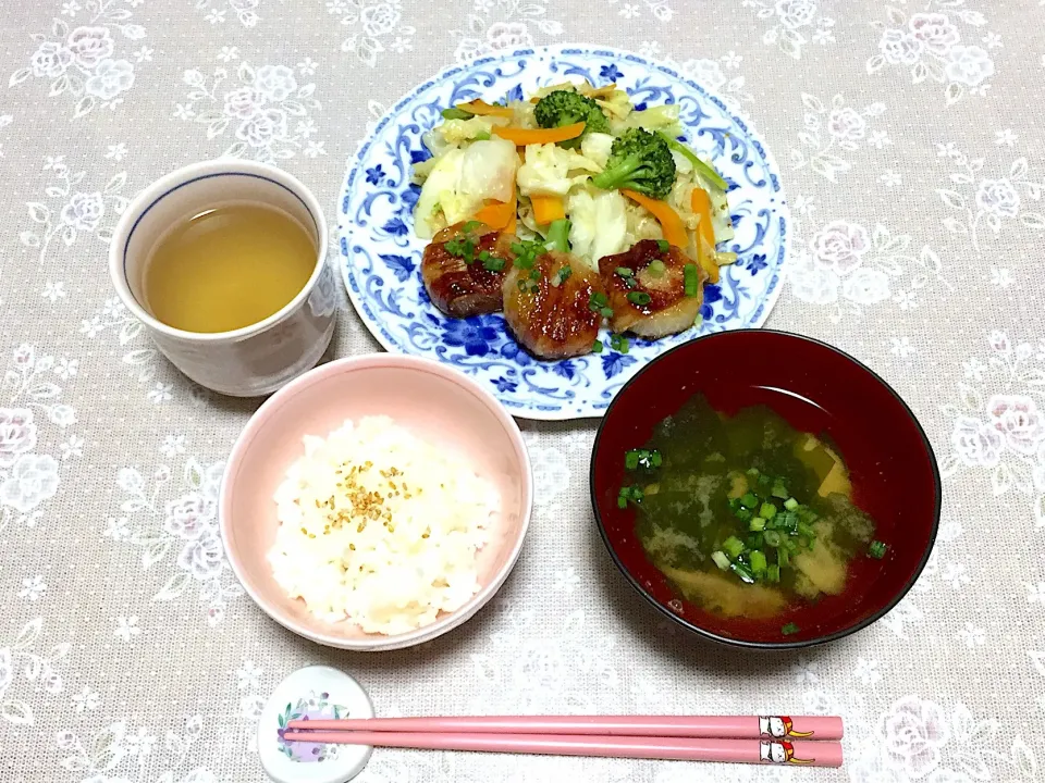 Snapdishの料理写真:大根の豚肉巻き、野菜炒め、ゴボウとわかめの味噌汁|小鳥さん