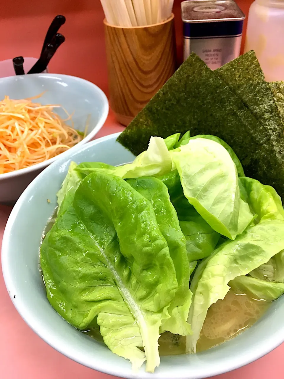 千家のサラダ菜ラーメンねぎトッピング＠横浜 根岸

今日の締め。
野菜乗っければなんでも中和されるのか。。|Yasuhiro Koikeさん