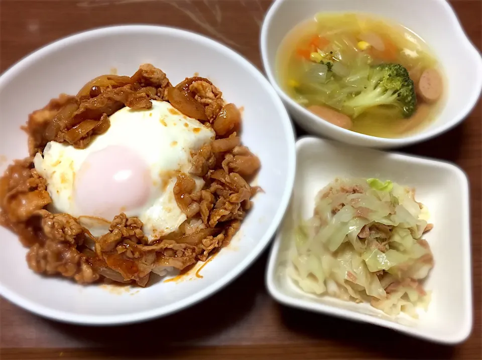 ⚫︎思いつきのポークチャップ丼
⚫︎野菜たっぷりコンソメスープ カレー風味
⚫︎キャベツのツナぽん和え|まるちゃんさん