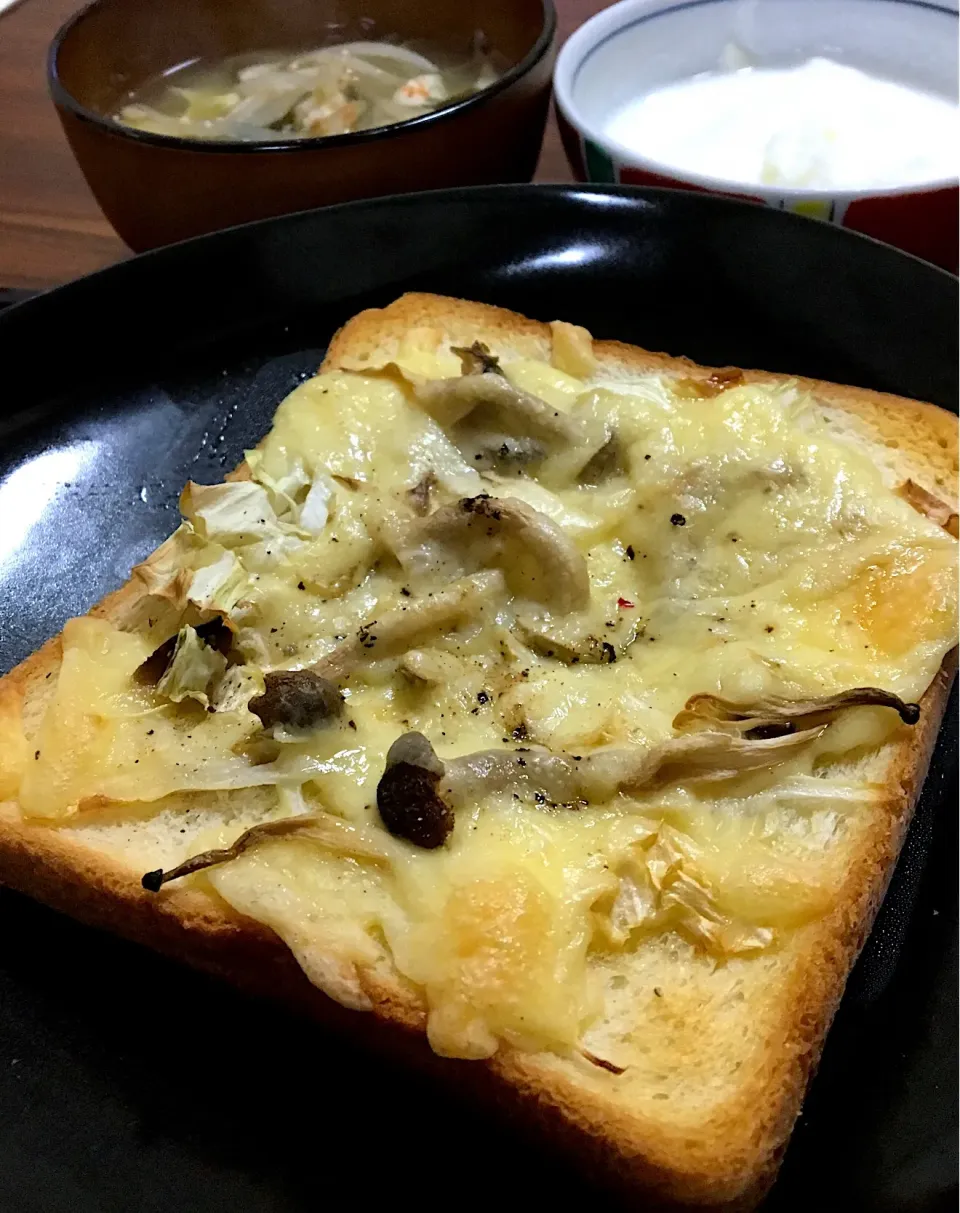 単身赴任の朝ごはん☀️
キャベツとしめじとアンチョビのピザトースト🍕🍞
野菜の味噌汁
ヨーグルト りんご|ぽんたさん