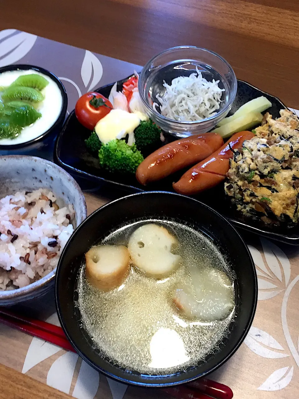 朝ごはん
ひじきと豆と挽肉の卵焼き、ウインナーソテー、ブロッコリー、カニカマ、プチトマト、しらす、たくあん、十穀米、玉ねぎとふのかきたま汁、キウイ添えヨーグルト|かよちゃんさん