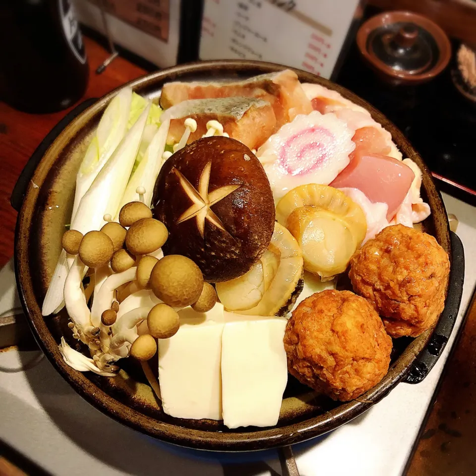 鍋が食べたくなる毎日です🍲
この間ダイソーで400円の２人用に丁度良いサイズの土鍋が売ってたので買って、色んなお野菜と好きな具を入れて鍋をつつきながら晩酌してます😋
昨夜は、多磨駅を出て直ぐの焼き鳥屋｢三春や｣さんで知り合ったご夫婦に誘われて、三春やさんでちゃんこ鍋をつつきながら呑んでました🍲🍻
美味しい楽しい温まった|Kashimanakitchenさん