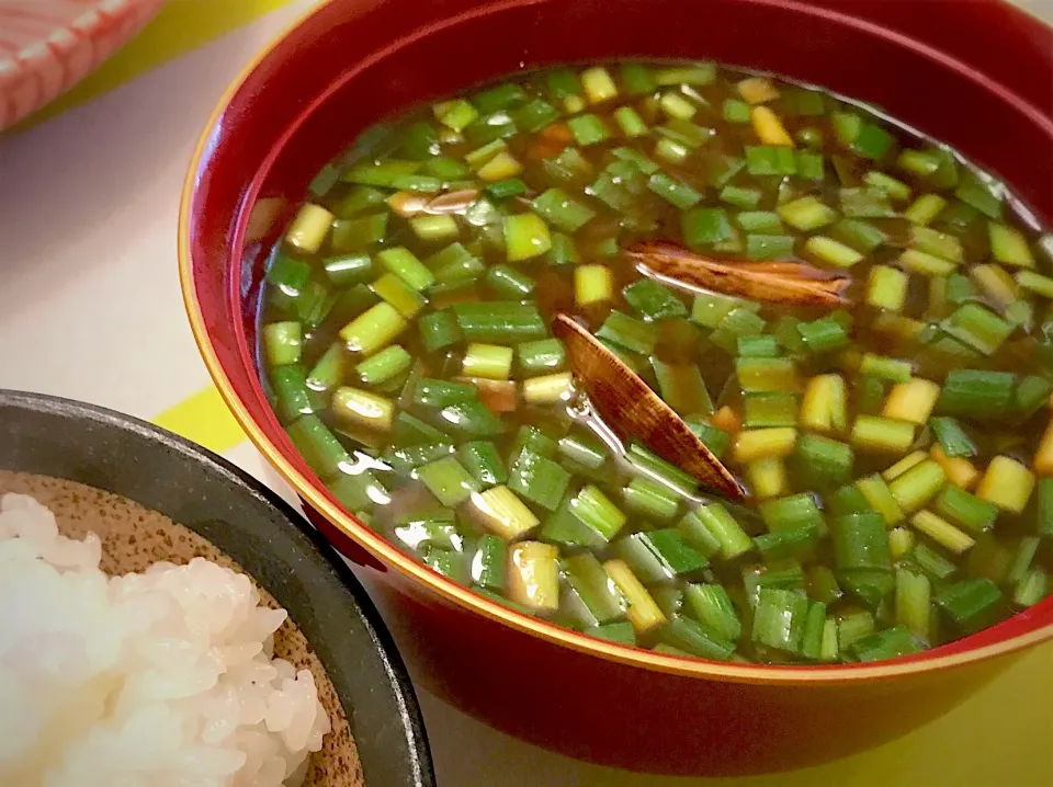 ン年ぶりにアサリとニラの赤だし作ってみましたわ😄ニラ入れ過ぎでアサリが全然見えぬ💦|にゃあ（芸名）さん