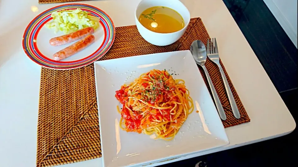 今日の昼食 トマトソースのパスタ、ザワークラウト、ソーセージ、コンソメスープ|pinknari🐰🌈さん