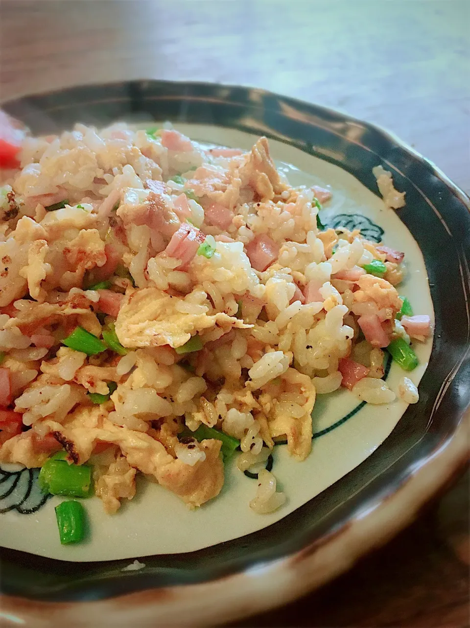 休日の簡単お昼
・蕪の葉入りの卵炒飯|akiさん