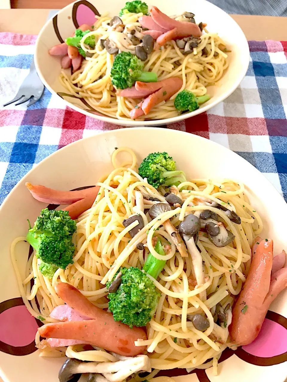 舞茸とブロッコリーとウィンナーの炙りサーモンパスタ🍝|なちゃんさん