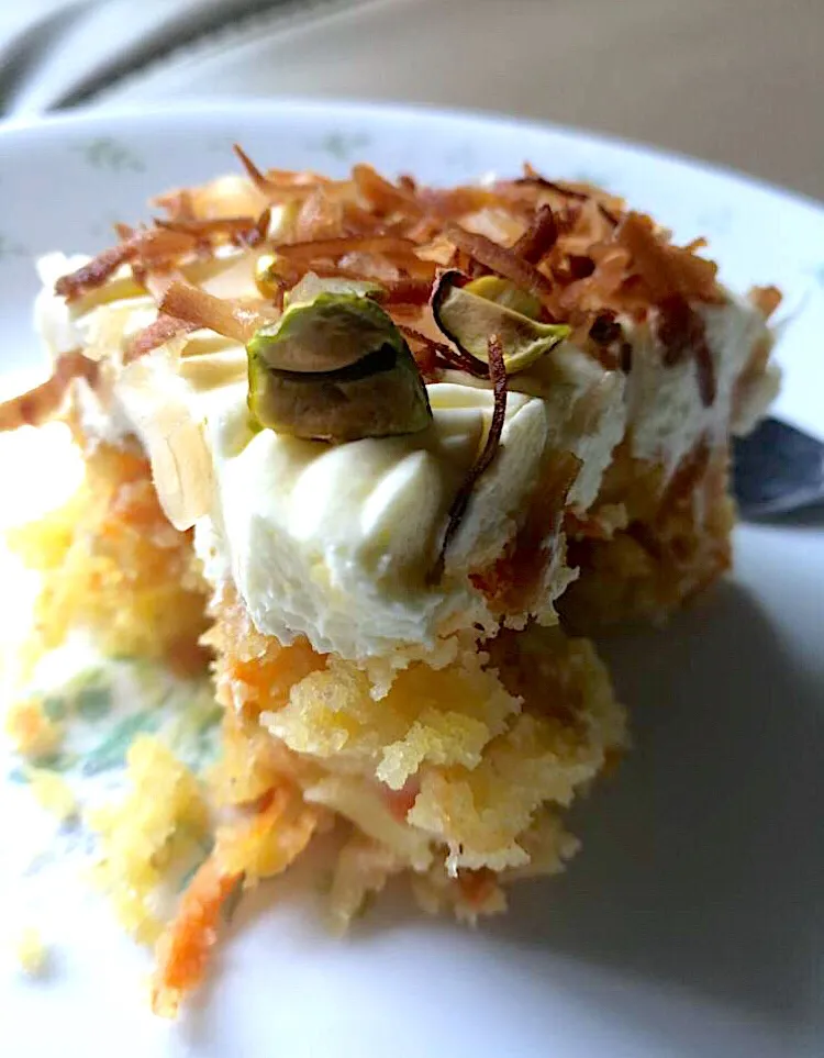 Carrot cake with cream cheese topped with roasted Hawaiian coconut and chopped pistachios ☺️|Amy Aliyyaさん