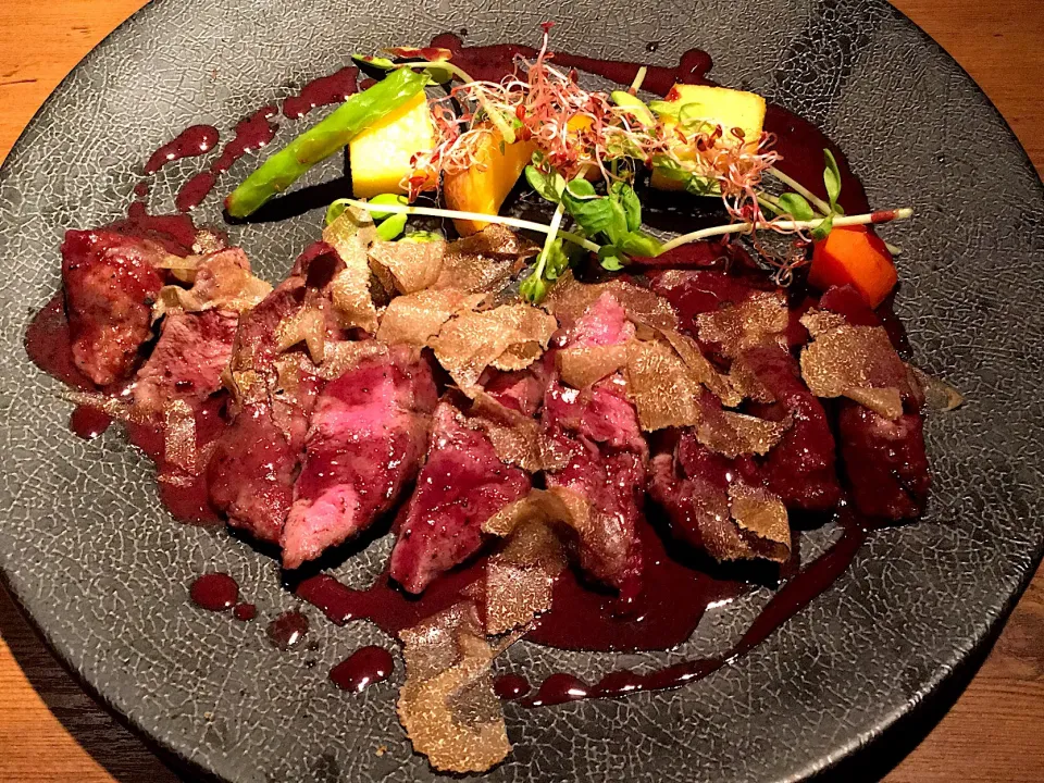 Tottori venison filet with barbera reduction / autumn truffle sliced|Sergey Grisさん