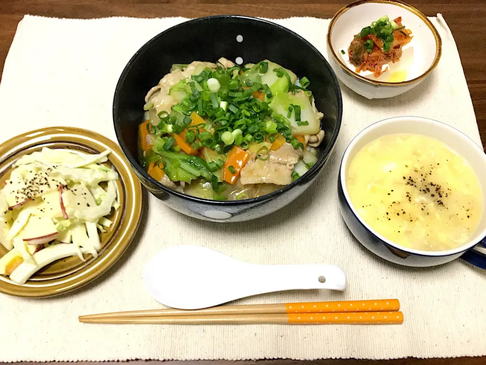 Snapdishの料理写真:中華丼 えのきと卵のスープ 白菜とりんごのサラダ キムチやっこ #夕飯 #丼|咲さん