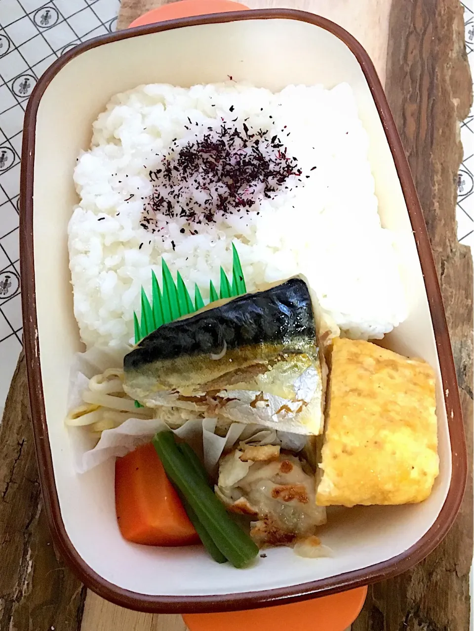 単身赴任の昼ごはん☀️🍴
お弁当🍱
焼き塩鯖
煮物（人参、しめじ、インゲン）
もやしの煮びたし
すりごま入り玉子焼き
白飯 ゆかり|ぽんたさん