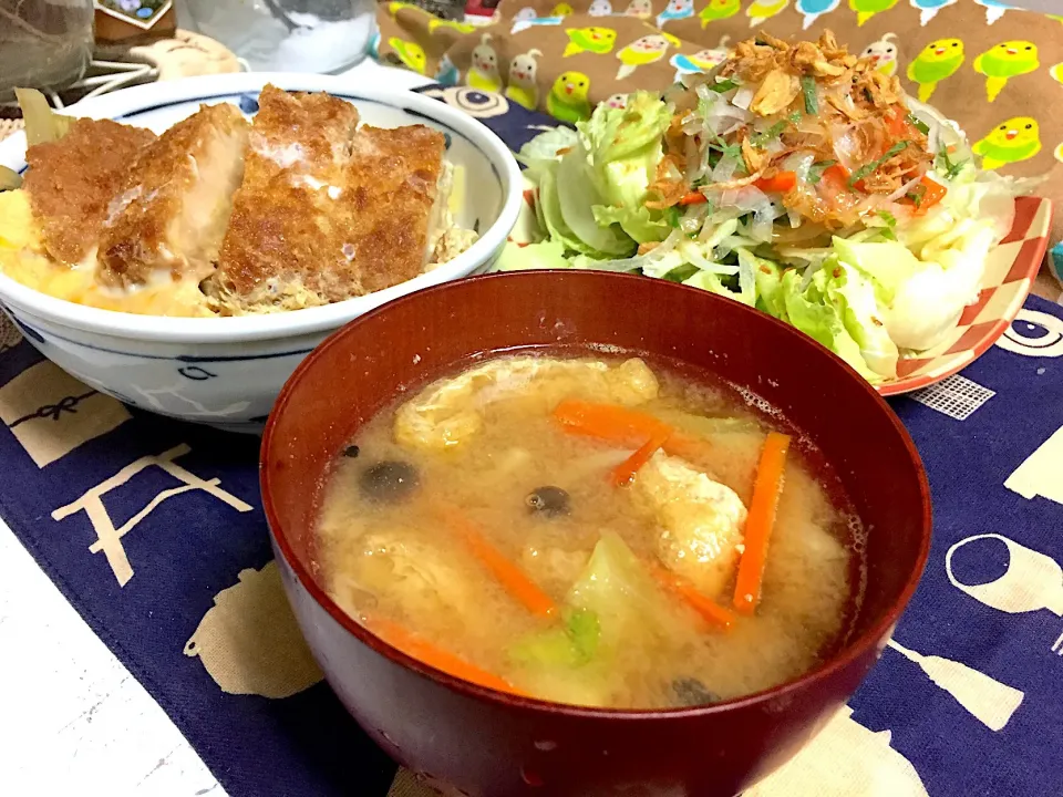 お味噌汁  かつ丼  大葉と玉ねぎのサラダ|石川洋子さん