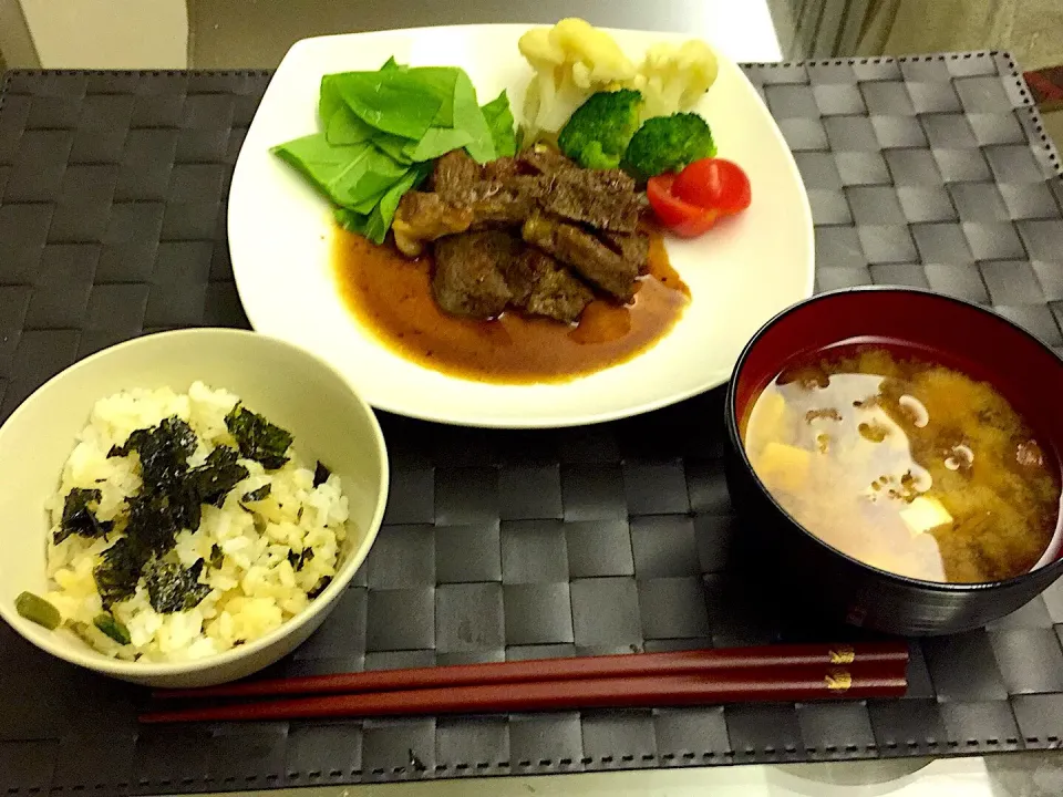 NHKワールドで見たトンテキのレシピでビフテキ、山菜ご飯、なめこのお味噌汁|ミイさん