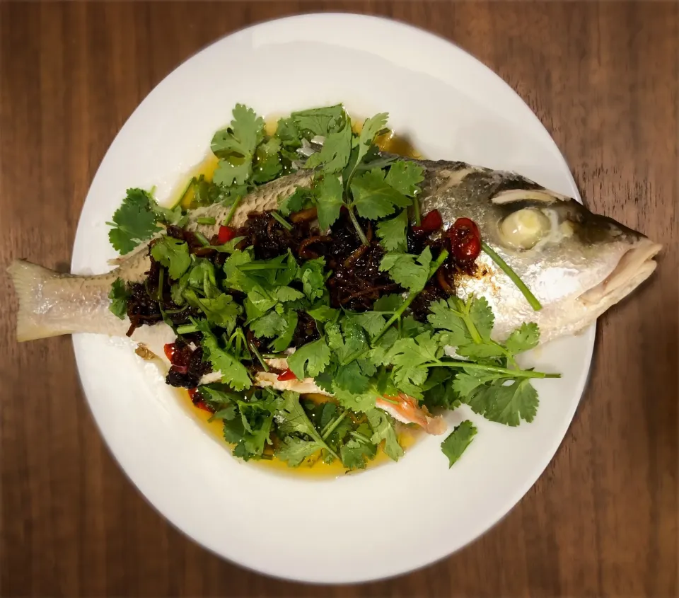 Steamed fish with fried black beans, ginger and bird's eye chilli|Anita Chiamさん