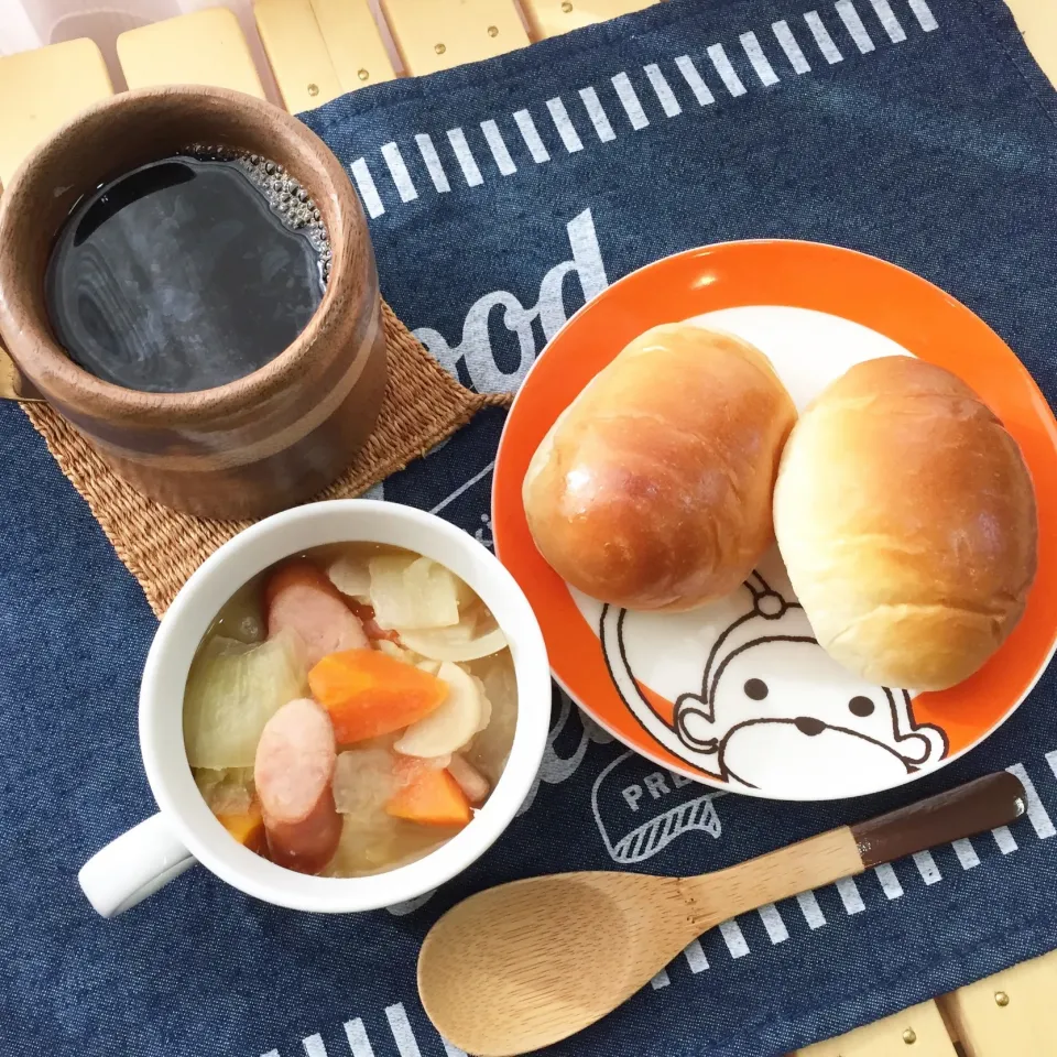 Snapdishの料理写真:朝食はポトフとロールパン 
 
#朝はパン派 #コーヒー好き  #ハンドドリップ # #家庭料理 # #料理男子|うっちーさん