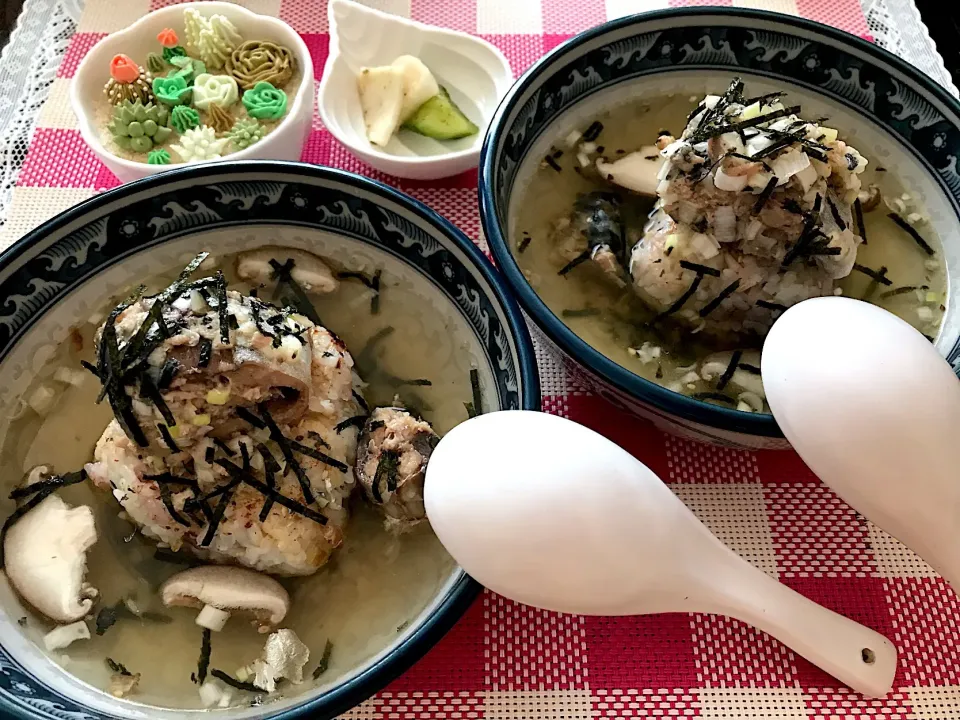 Snapdishの料理写真:ごまの香り香る💓焼きおにぎり鯖缶白だし茶漬け|noeさん