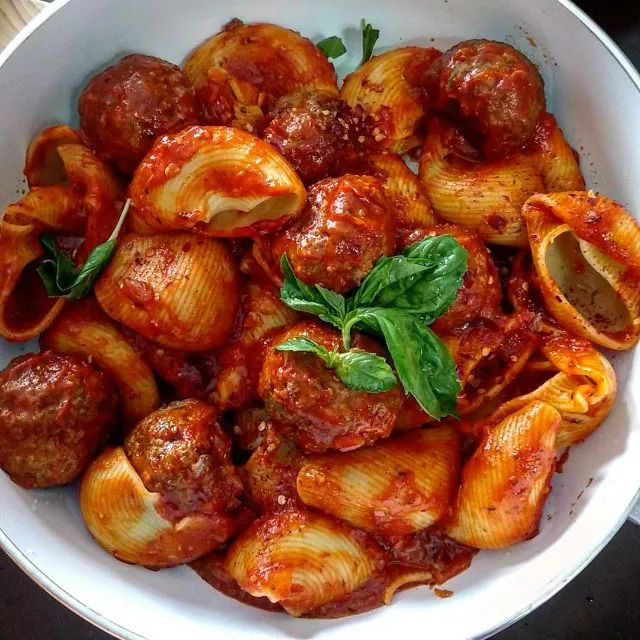 pasta and meatballs in zesty tomato sauce.|paulaさん