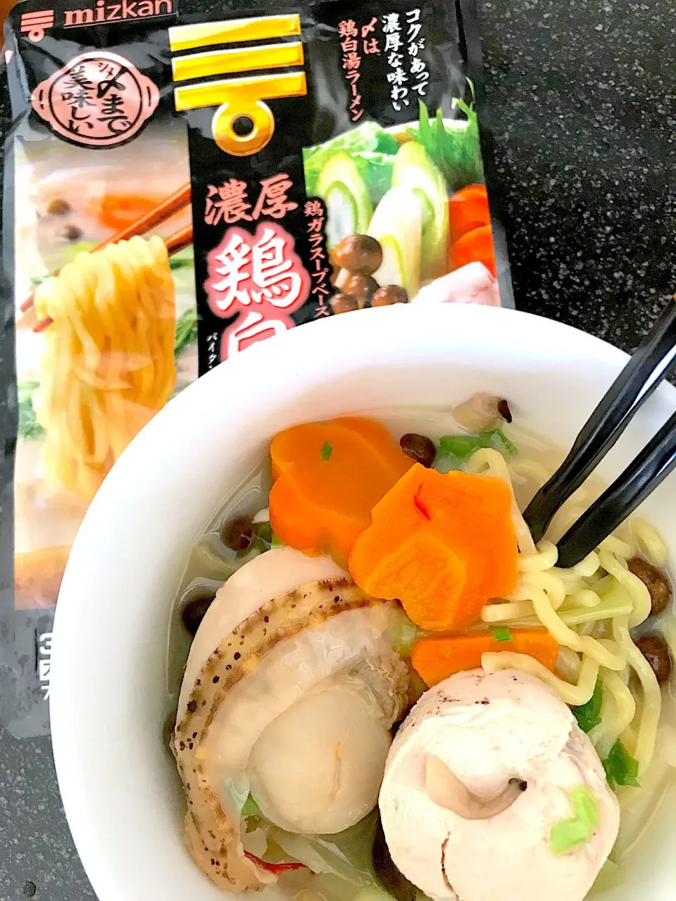 ミツカンさんに頂いた
濃厚鶏白湯鍋つゆで作った
〆のラーメン、つゆ少な❗️|シュトママさん