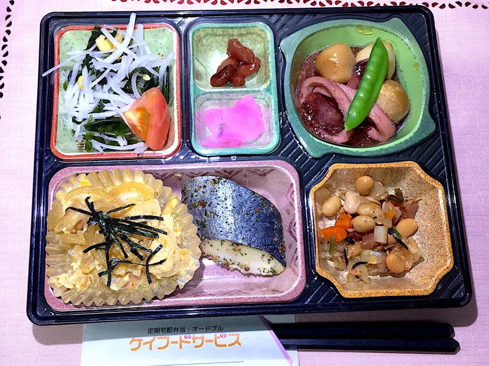 Snapdishの料理写真:親子煮 日替わり弁当 豊川市豊橋市一部エリア宅配|Naokazu Kuritaさん