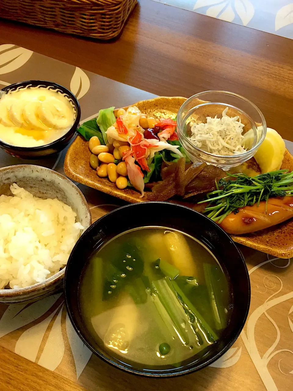 Snapdishの料理写真:朝ごはん
ウインナーソテー、きんぴらごぼう、豆苗ごま油炒め、茹でキャベツと豆とカニカマのサラダ、しらす、たくあん、小松菜と揚げの味噌汁、白米、韓国海苔、バナナ添えヨーグルト|かよちゃんさん