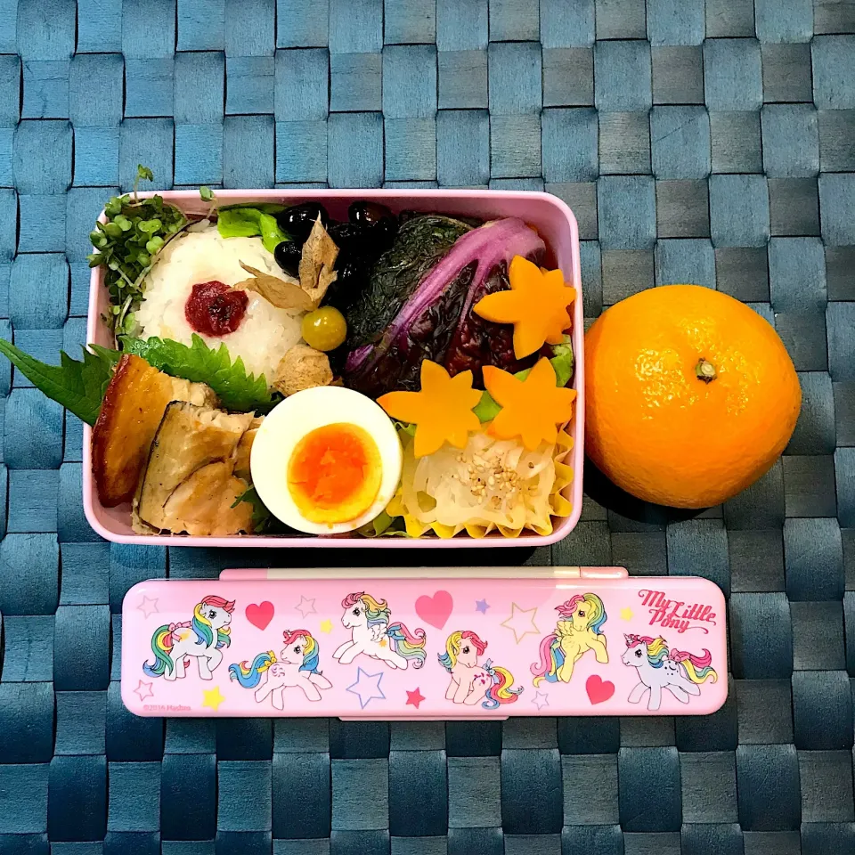 Snapdishの料理写真:#お弁当     鯖の塩焼き  紫白菜浅漬けのおにぎり、梅おにぎり 大根甘酢づけ、かぼちゃ、黒豆、ホオズキ、ゆで卵|chikasdayさん