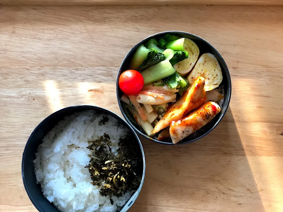 Snapdishの料理写真:鶏のケチャップ炒め 弁当。
  茶殻のふりかけ付き|弁当 備忘録さん