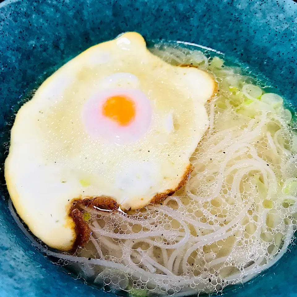 Snapdishの料理写真:台湾式目玉焼きスープ素麺入り🍳|長谷川裕子さん