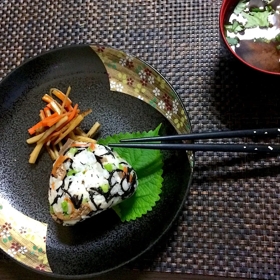 超手抜きランチ。赤だし味噌汁に作り置きおかずのひじきの煮物と、残っていた春菊の茎を軽く茹で混ぜたおにぎり🍙|ナタママさん