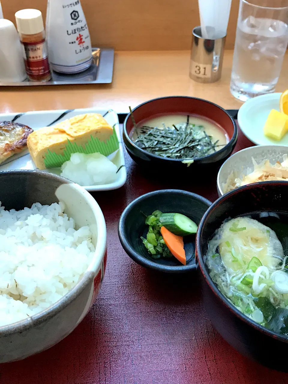 麦御飯とトロロ/鯖味噌焼き出汁巻玉子/冷奴/野菜天うどん|山内博之さん