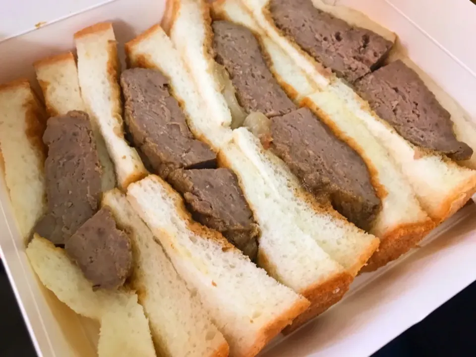 神戸ビーフハンバーグサンドウィッチ🥪        #新神戸駅にて|女神さん