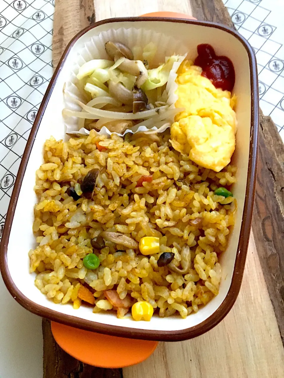 Snapdishの料理写真:単身赴任の昼ごはん☀️🍴
カレーピラフ弁当🍱
カレーピラフ
チーズオムレツ
キャベツ炒め    
もやしの煮びたし|ぽんたさん