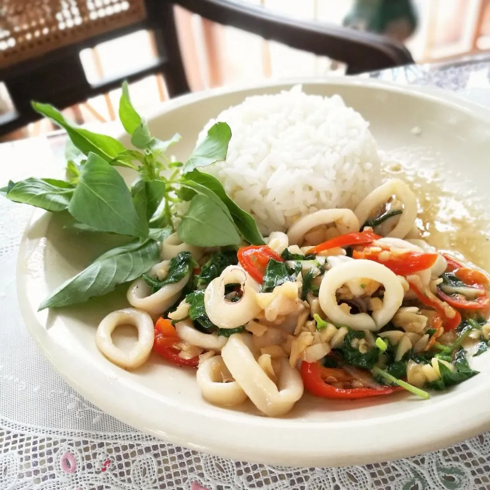 Hoary basil with squid #eatinthai|Eat in Thaiさん