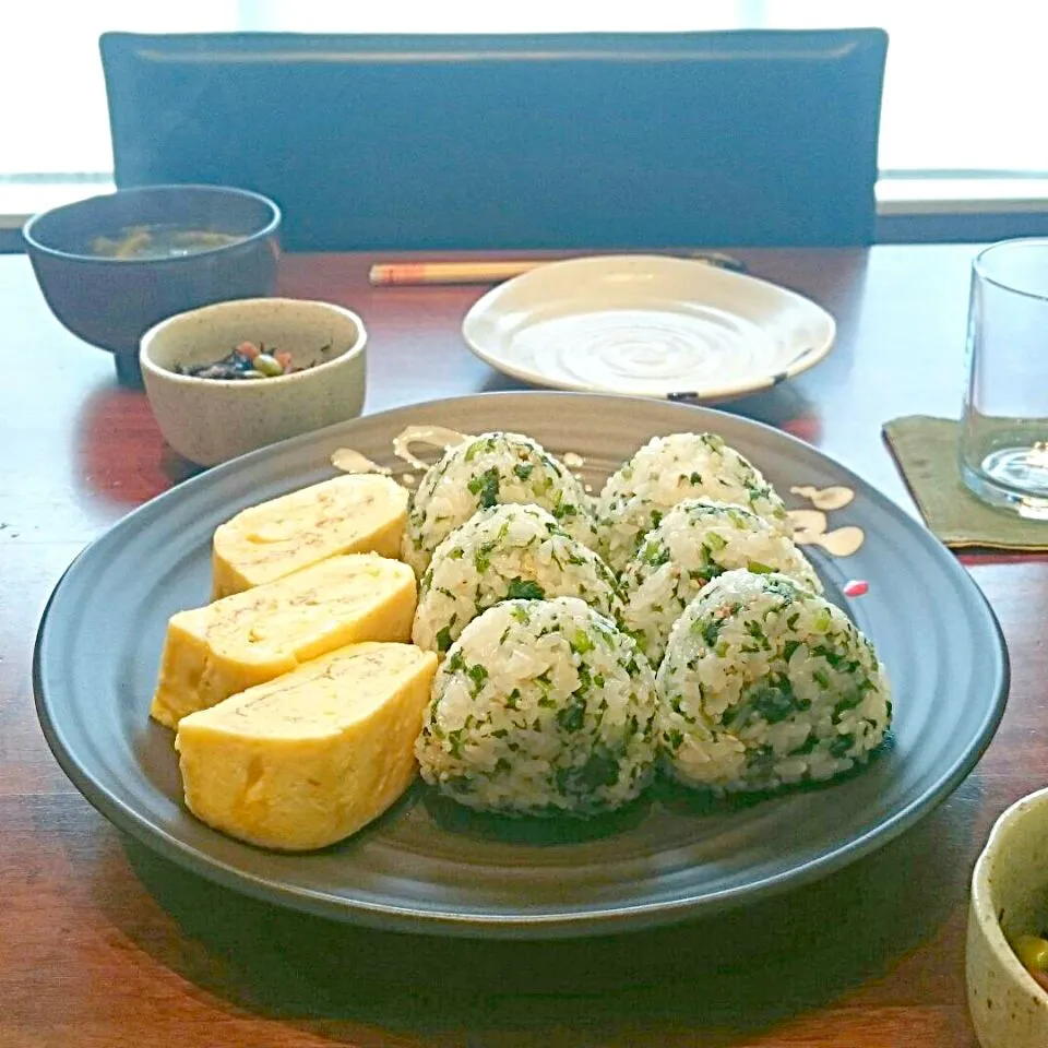 朝ご飯(ラディッシュの葉)菜めしおにぎり，だし巻き玉子，ひじきの煮物，お味噌汁|ナミさん